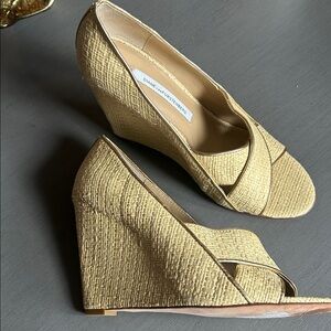Diane Von Furstenberg Textured Tan Wedges
